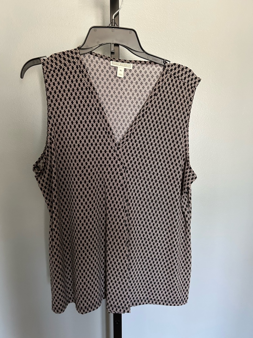 Dana Buchman Black and White Geometric Sleeveless V-Neck Blouse